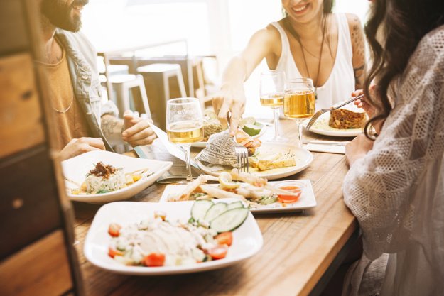 notícias dia internacional da felicidade pessoas comendo antepastos e cerveja
