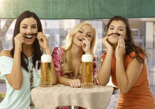 notícias dia internacional da igualdade feminina mulheres bebendo cerveja