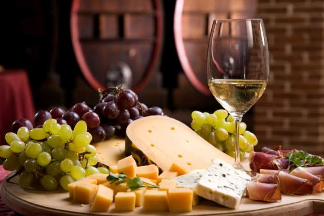 notícias dia mundial da alimentação prato queijos vinhos embutidos