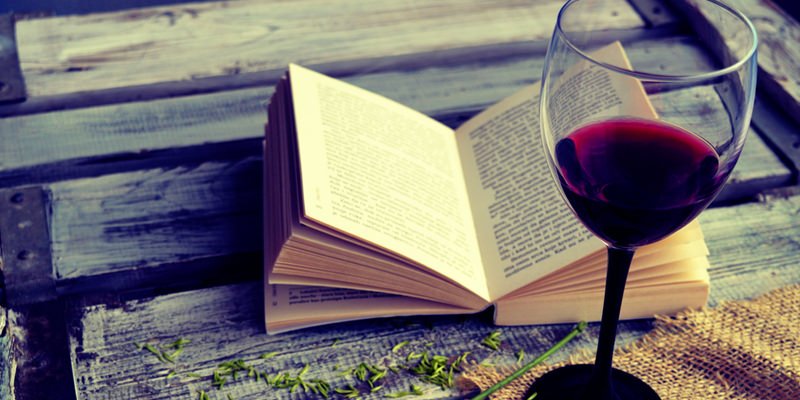 notícias dia da literatura livro taça de vinho tinto